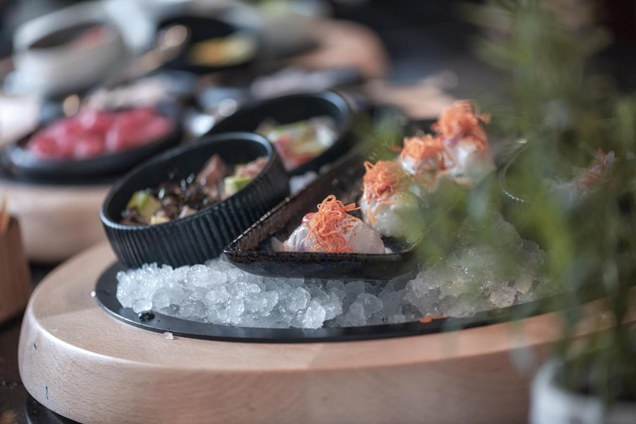 Al Messila, A Luxury Collection Resort & Spa, Ad Dawhah Esterno foto A sashimi platter