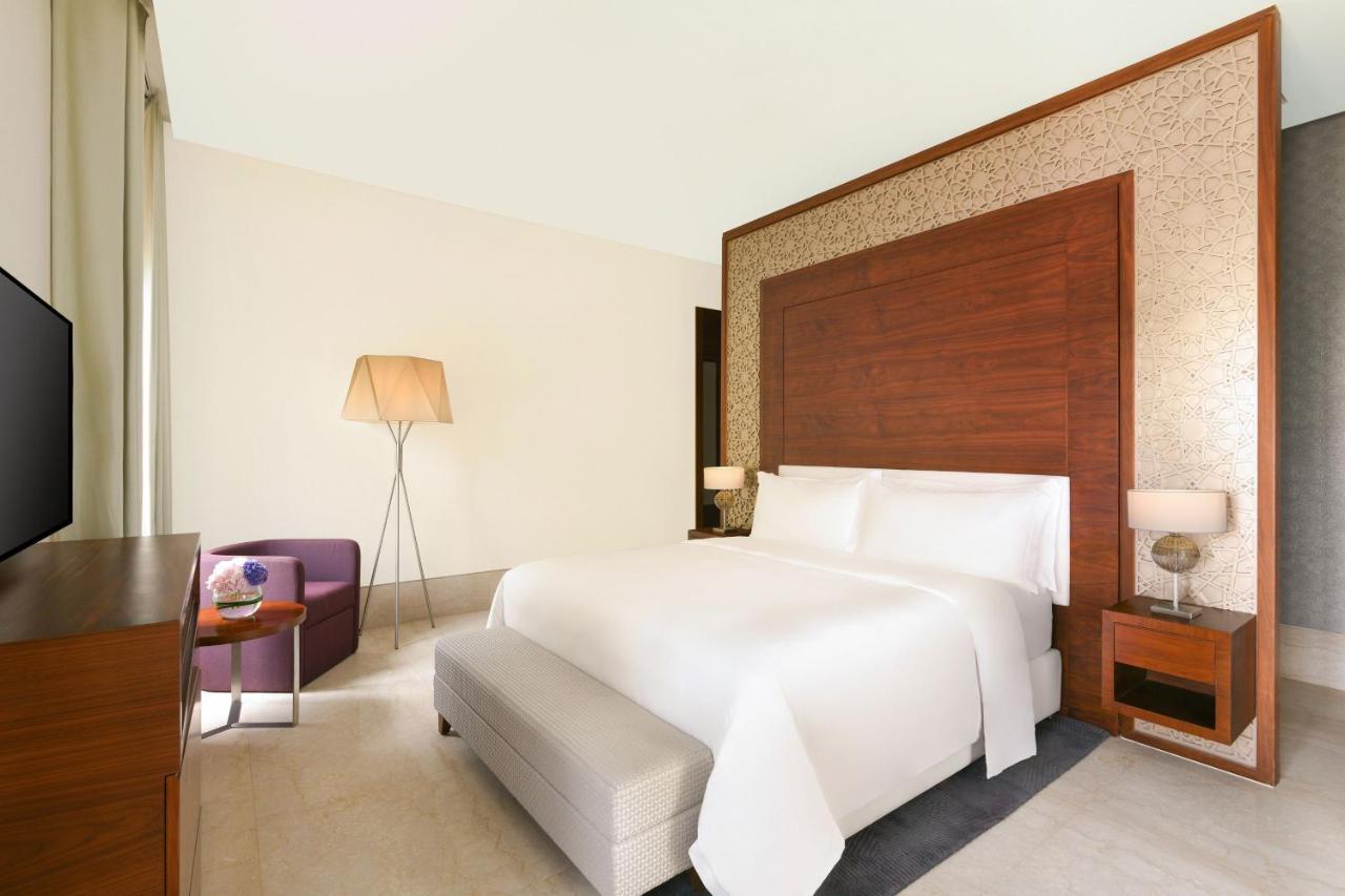 Al Messila, A Luxury Collection Resort & Spa, Ad Dawhah Esterno foto A bedroom at the W Doha