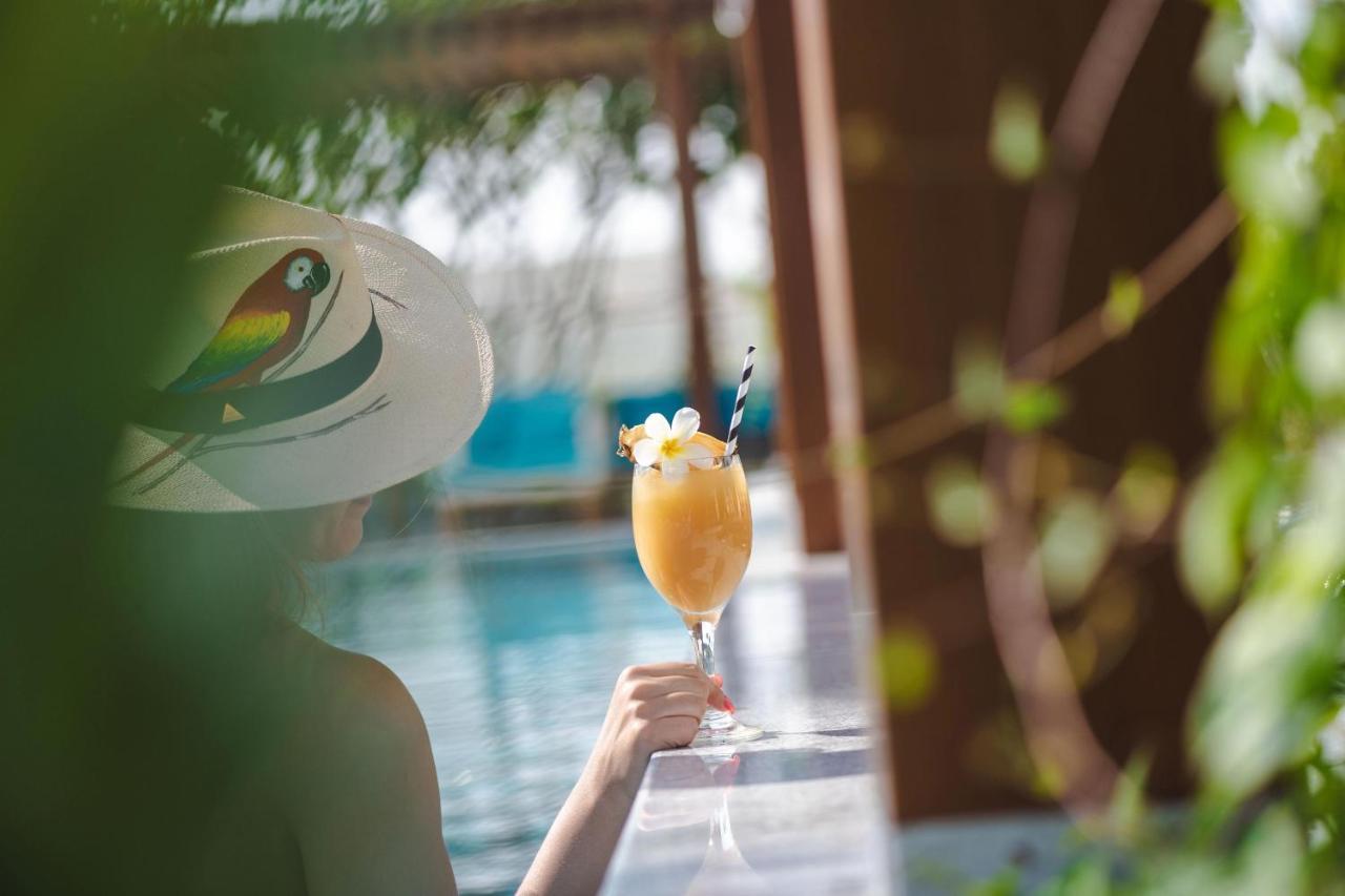 Al Messila, A Luxury Collection Resort & Spa, Ad Dawhah Esterno foto A woman holding a cocktail