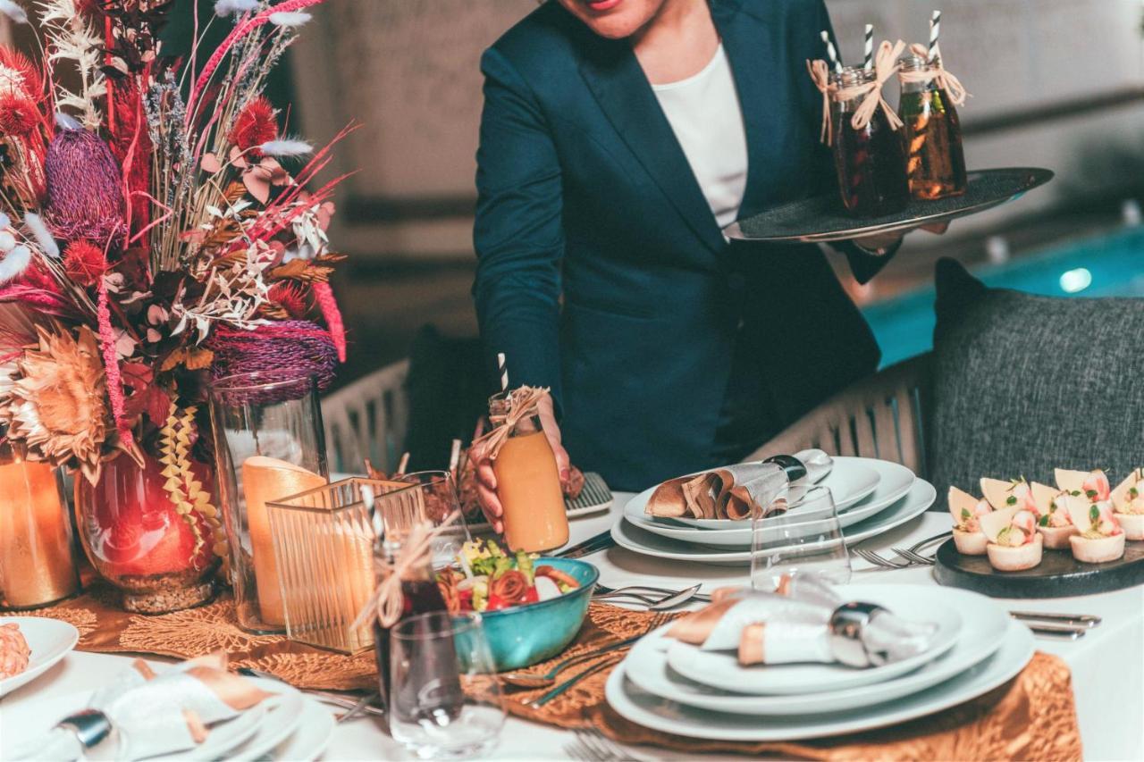 Al Messila, A Luxury Collection Resort & Spa, Ad Dawhah Esterno foto A server at work