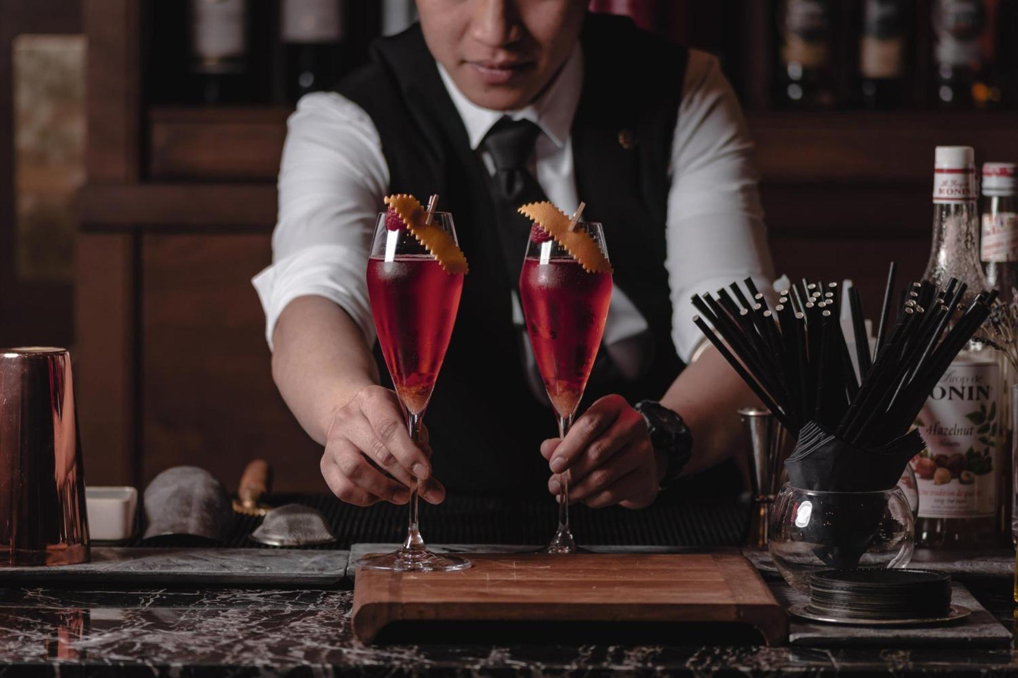 Al Messila, A Luxury Collection Resort & Spa, Ad Dawhah Esterno foto A bartender serving cocktails